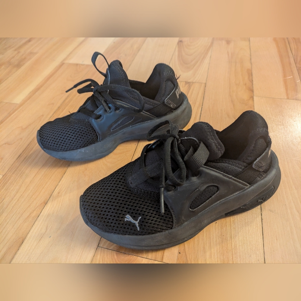 kids size US1 puma sneakers